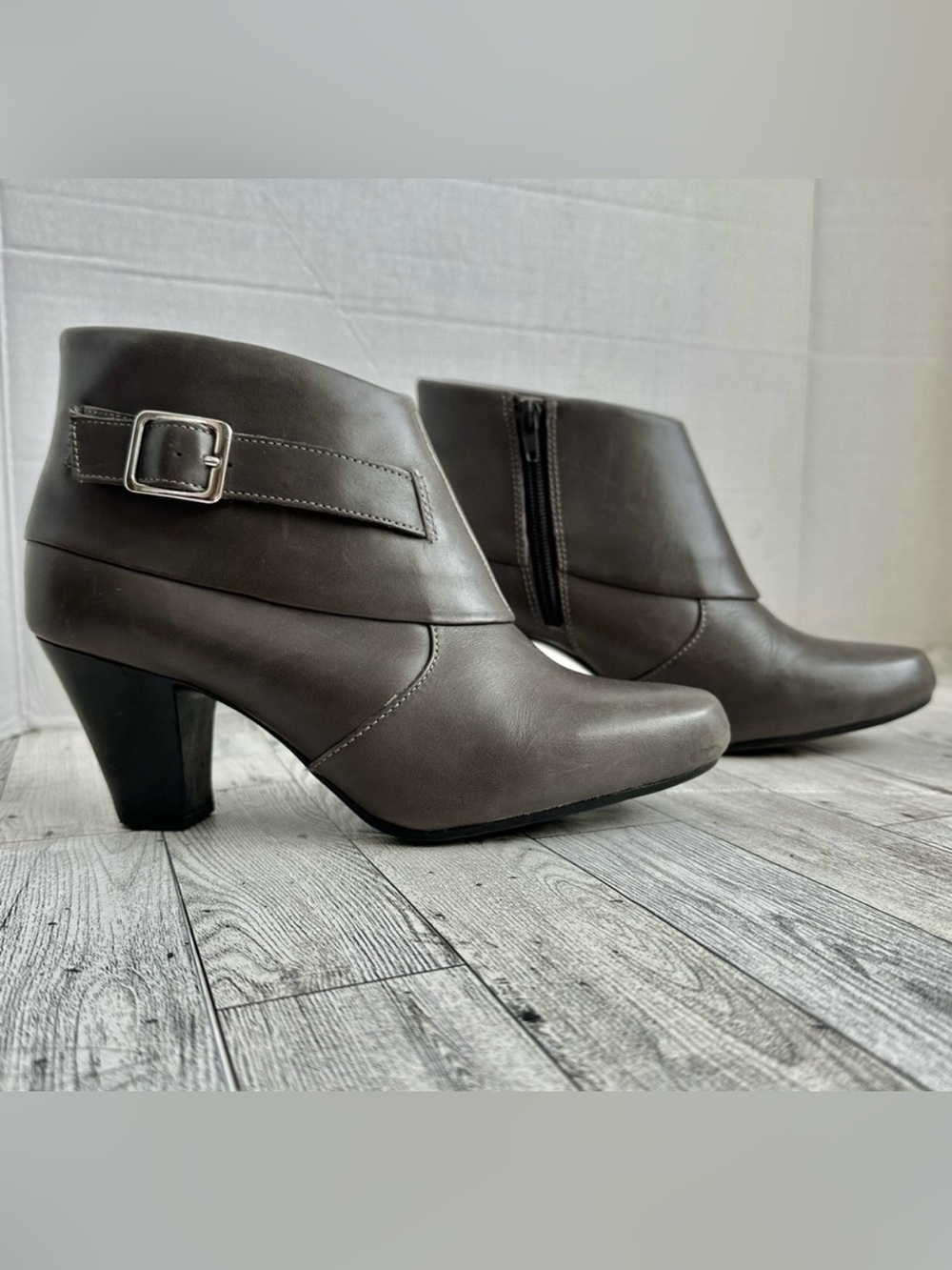Clarks Women's Grey Leather Zip Ankle Boots Size 8 Style 38774